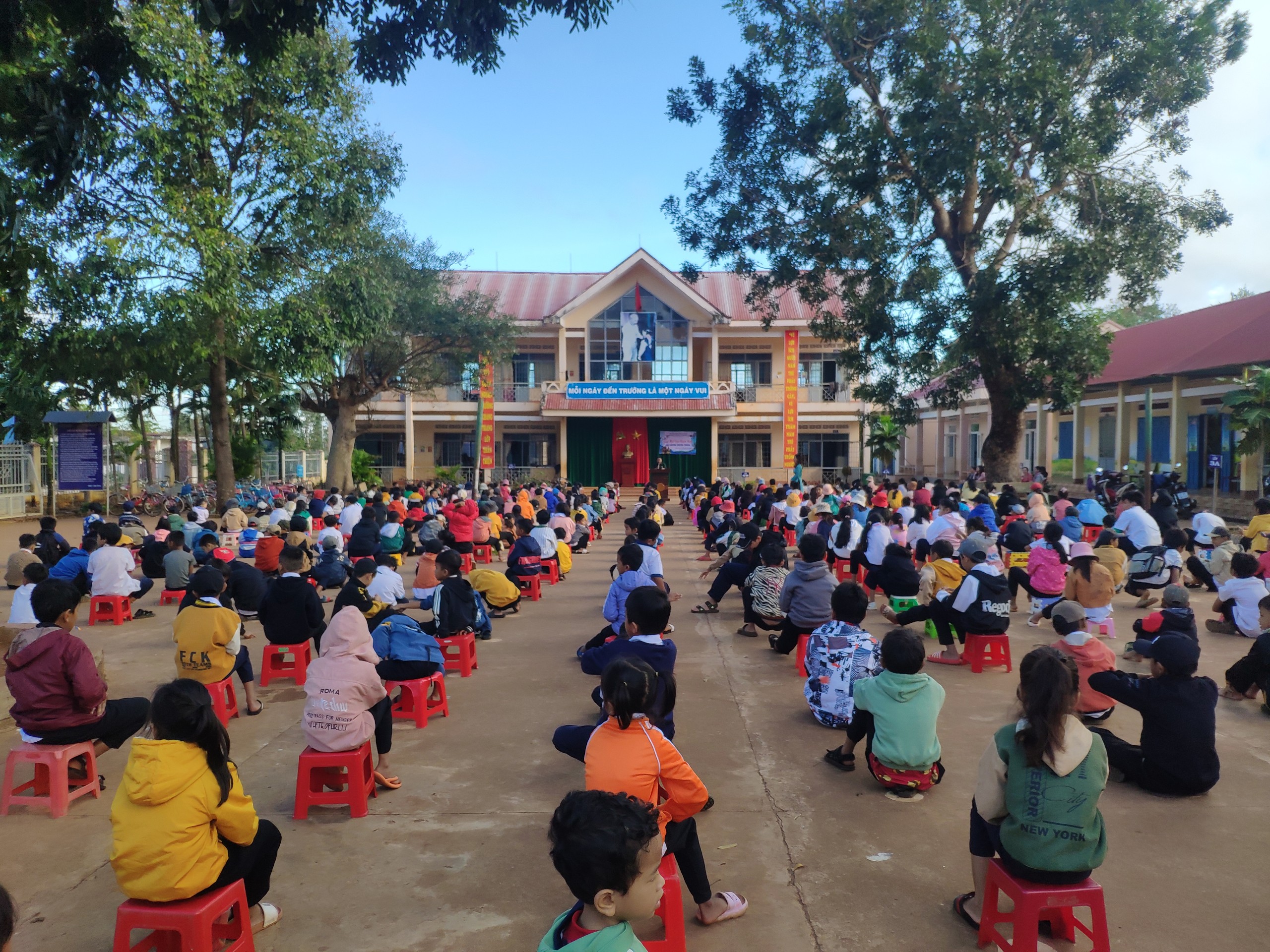 Cựu chiến binh xã nói chuyện truyền thống nhân kỷ niệm ngày thành lập Quân đội Nhân dân Việt Nam